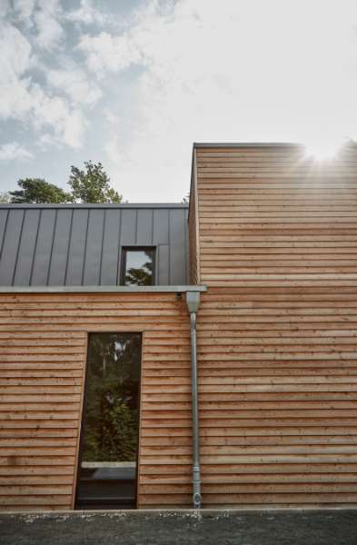 Stahlprofile und Holzschalung gestalten geschmackvolle Fassade, Geibelstraße 18, 23611 Bad Schwartau